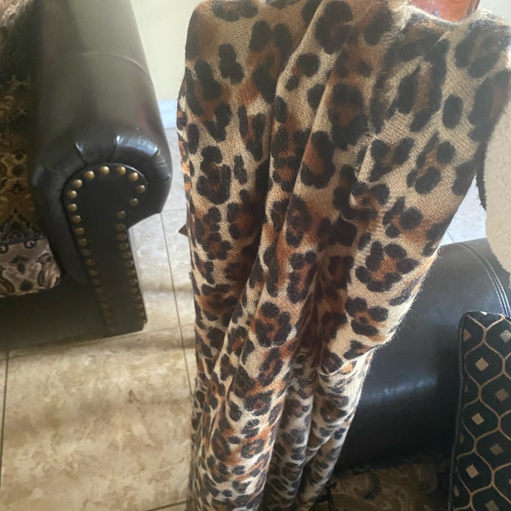 Leopard pattern scarf - Picture 3 of 3